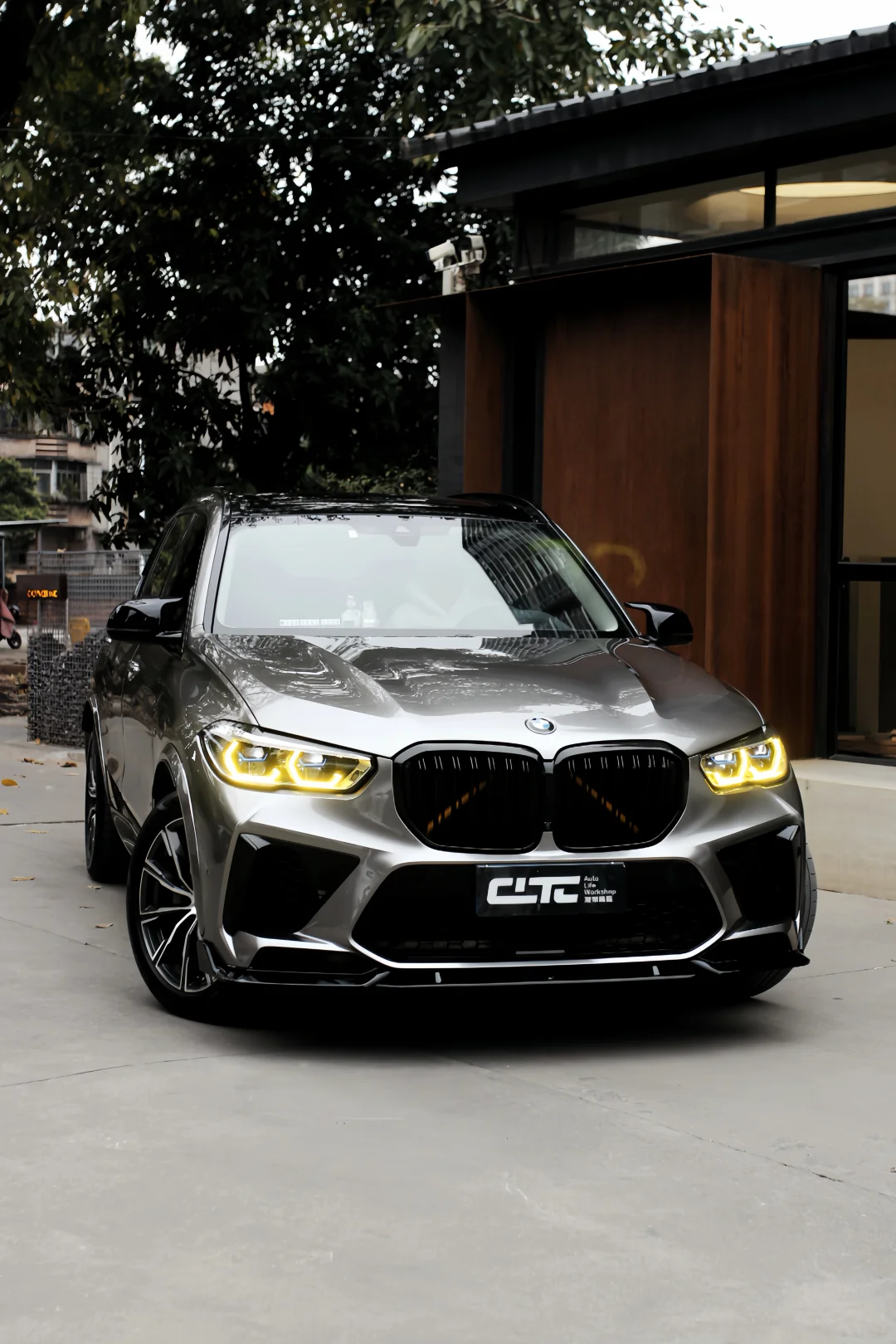 BMW X5 经久不衰的"液态金属银"