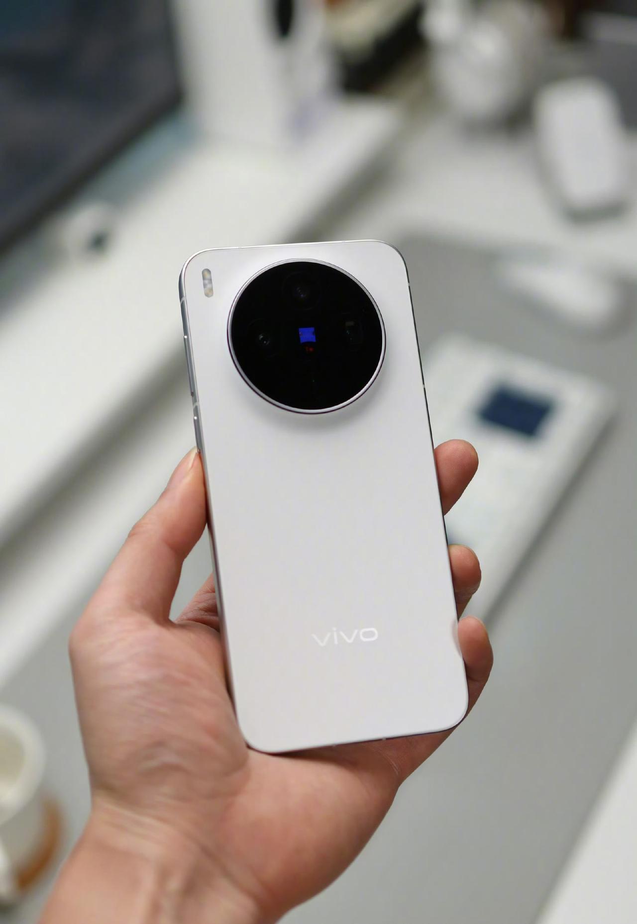爆料说vivo X500系列依旧沿用圆形Deco镜头模组。
我个人一直很吃viv