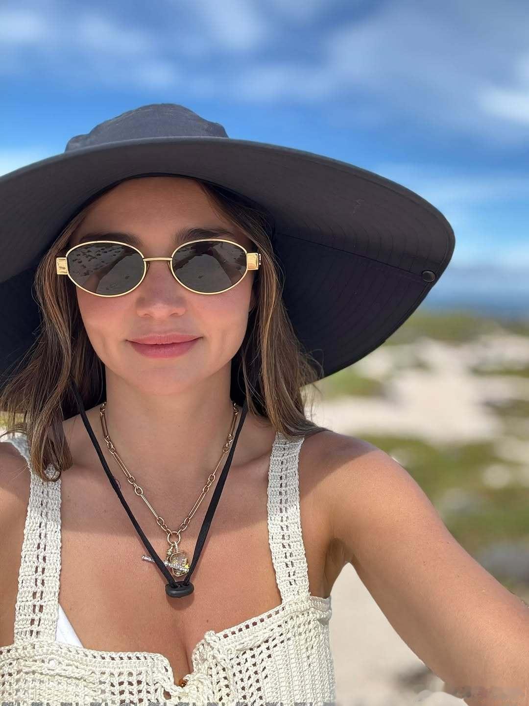Miranda Kerr米兰达可儿晒新自拍，现在的自拍角度也越来越随意越来越接地
