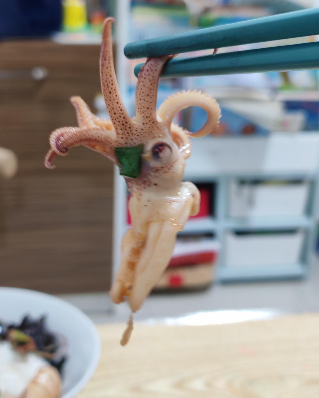 员工：老板，我要辞职！
老板：工作干得好好的，为什么要走啊？
员工：工资太低了，