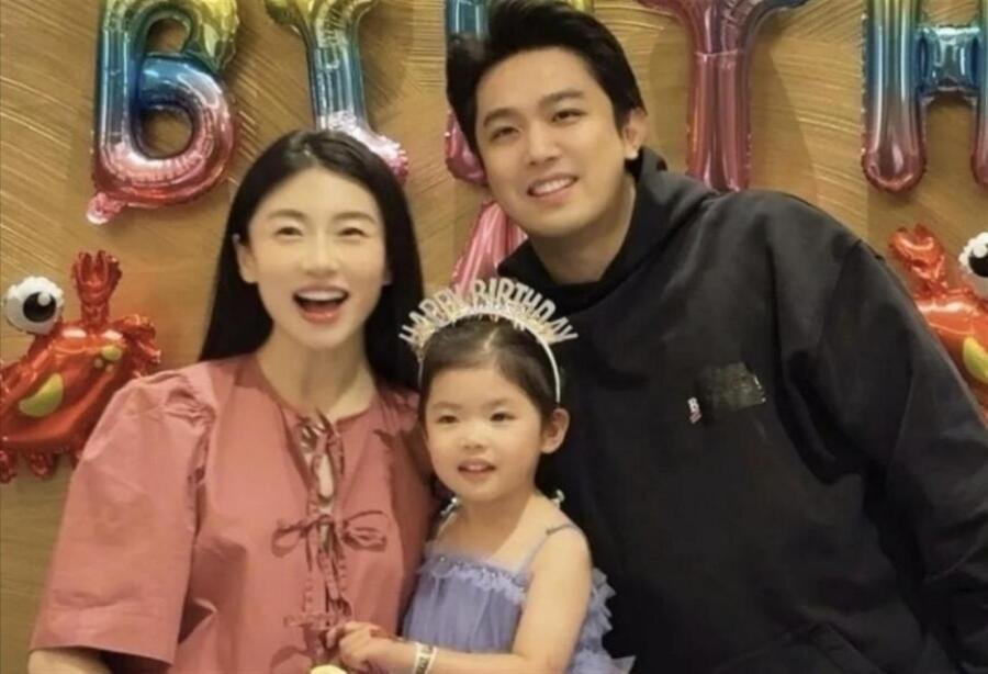 程晓玥现状：与郑恺分手8年，嫁海归精英生二胎，公公身份不简单 