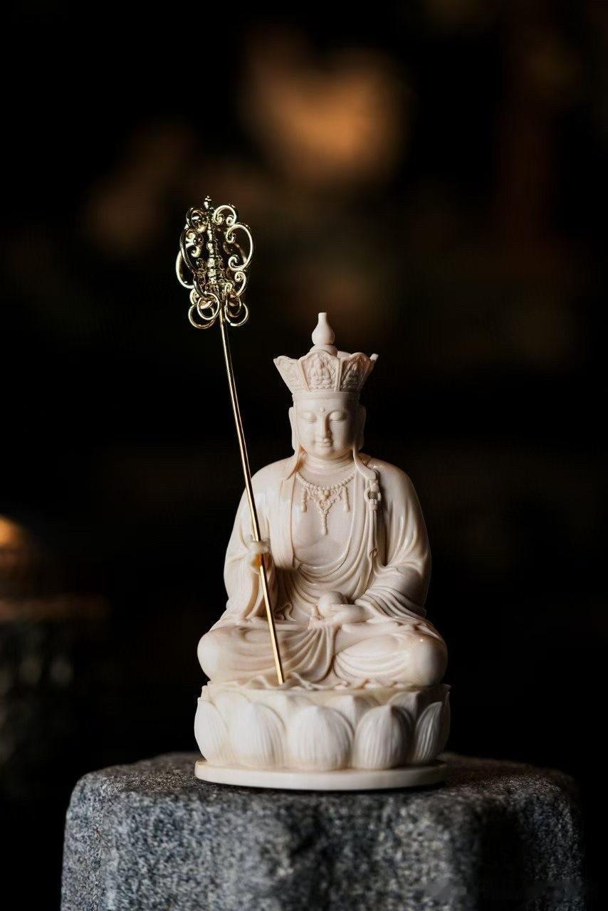 有时候，真正让人安静下来的，
不是香，不是器。
而是一尊低眉不语的地藏。

他静