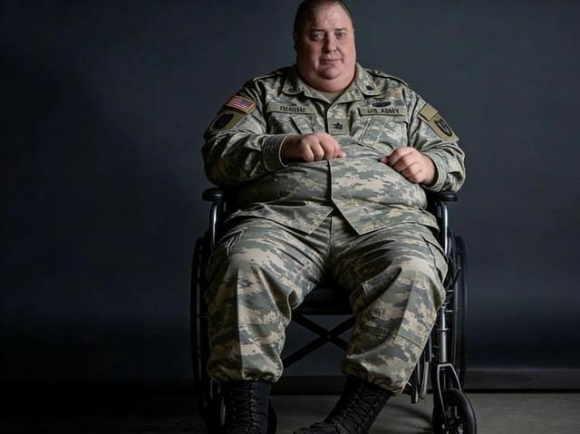 有人告诉我，这种连走路都困难的美军一米宽屁股里的全是脂包肌，他们的力量不是瘦子士