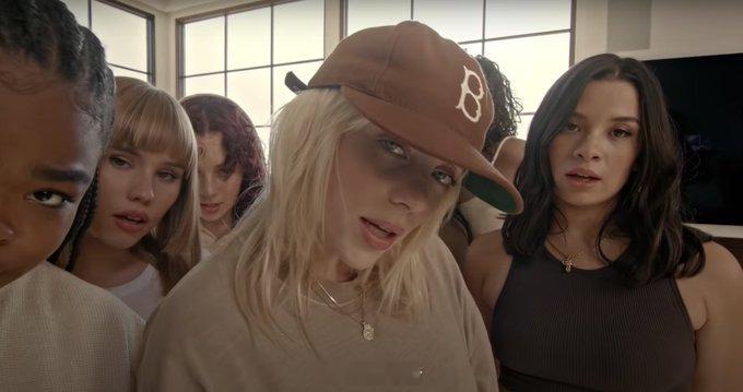 BillieEilish 5年前，碧梨Billie Eilish 发行了神专《H