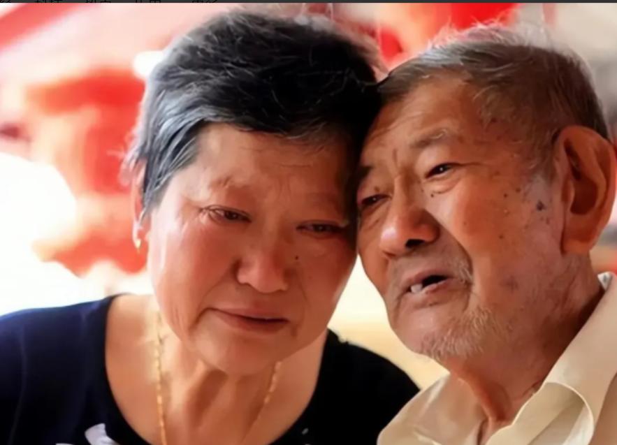 2012年，102岁台湾老兵，耗时66年，终于找到亲生女儿。谁料，一见面，女儿伸