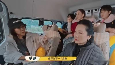 在一些作品中，我们看到许多年轻演员通过不断塑形、整容来维持自己的“年轻状态”，这