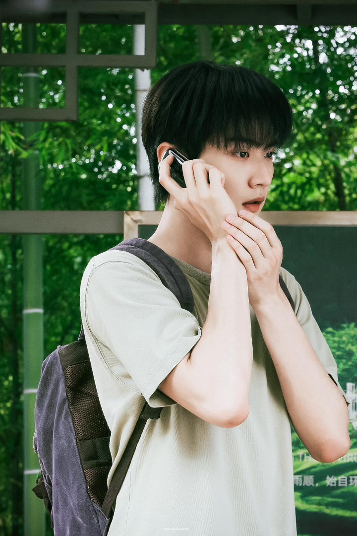 李雾没吃过的剩饭让周柯宇吃上了拼椅子做牛马就算了，还得炫剩面，李雾没受的苦全让周