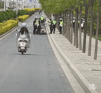 仔細看右面，旁邊有馬拉松在比賽！[捂脸]