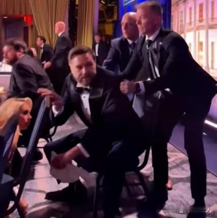 万斯，没有把握住机会！ 当听到枪声后，万斯不该第一时间撤离，如果当时大喊一声“保