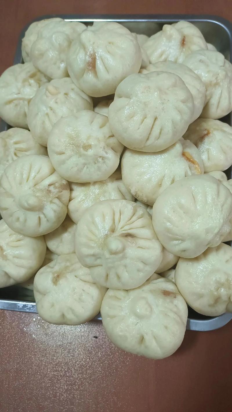 今天小宝竟然吃了半个包子，小宝刚1岁半，一直喝奶粉，吃小饼干和米饼之类的小零食。