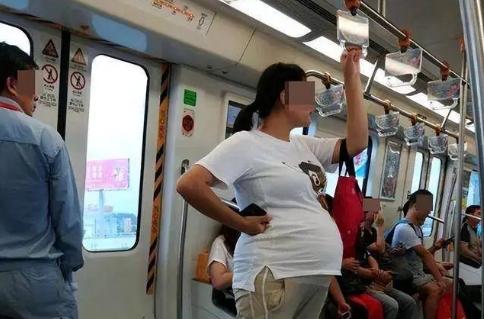 孕妇的情绪真奇怪！我同事上班坐在那就哭，原因是在地铁上站了半个小时也没人给她让座