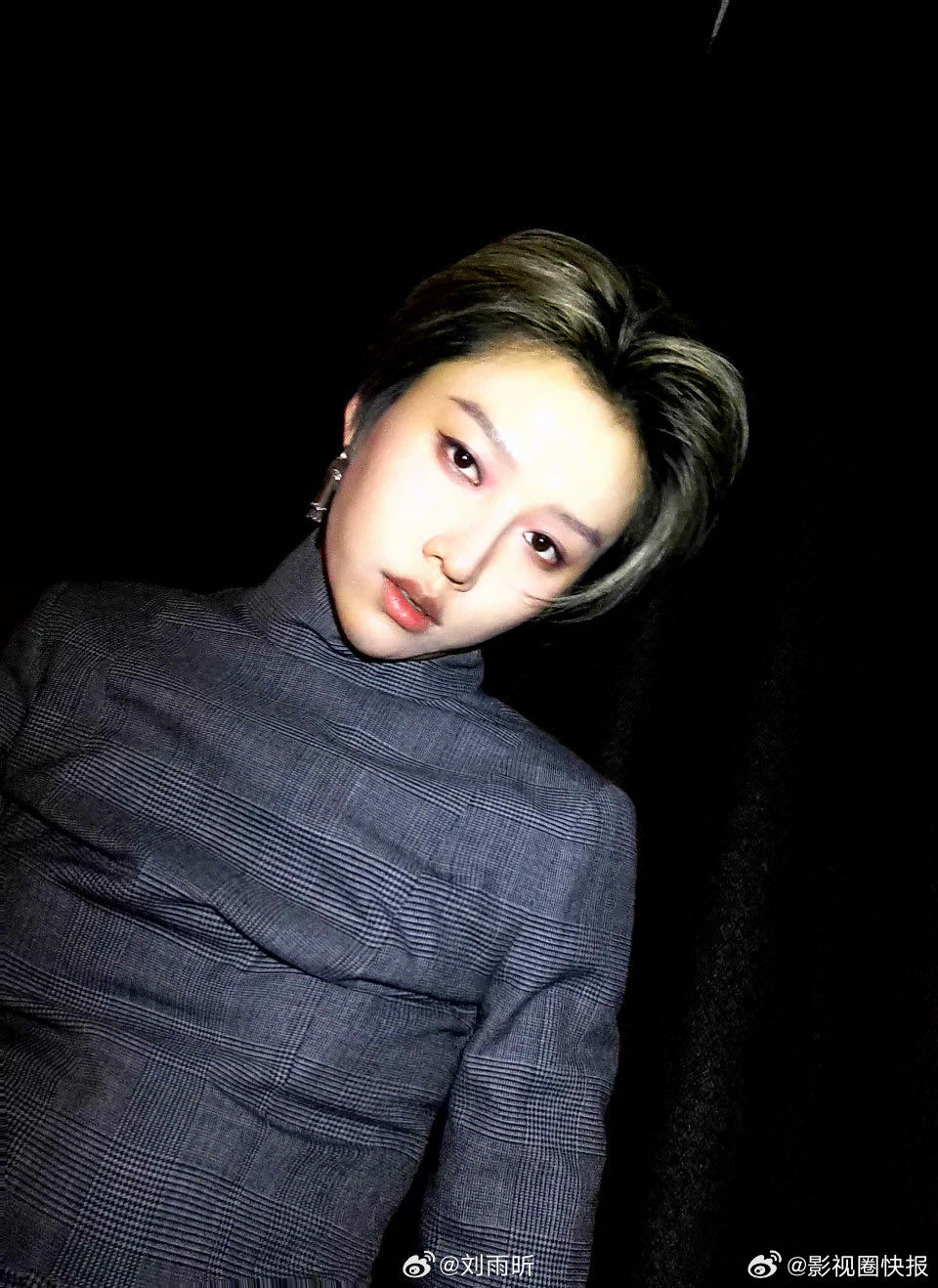 伦敦偶遇刘雨昕伦敦雨天撑伞遇见刘雨昕，黑色长款风衣搭配利落短发，步履从容漫步街头