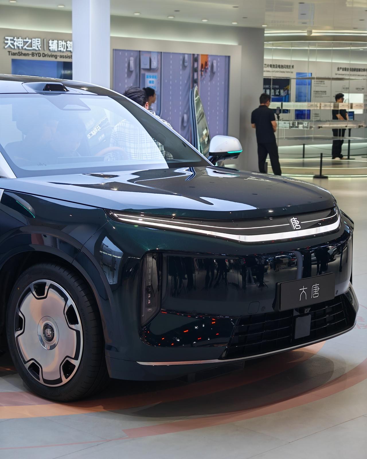 原创的好看，里里外外。

950公里纯电，闪充。
​
​空间，尤其三排放脚趾的空