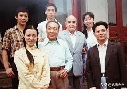 难得见到早年京剧界新老名家的合影照片。
新秀有宋小川，耿巧云；老艺术家有袁世海，