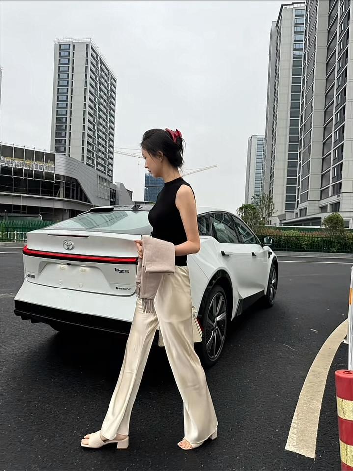 随着新能源汽车的普及化，对于街边传统汽车维修商铺带来了新的冲击，看到有普通维修工