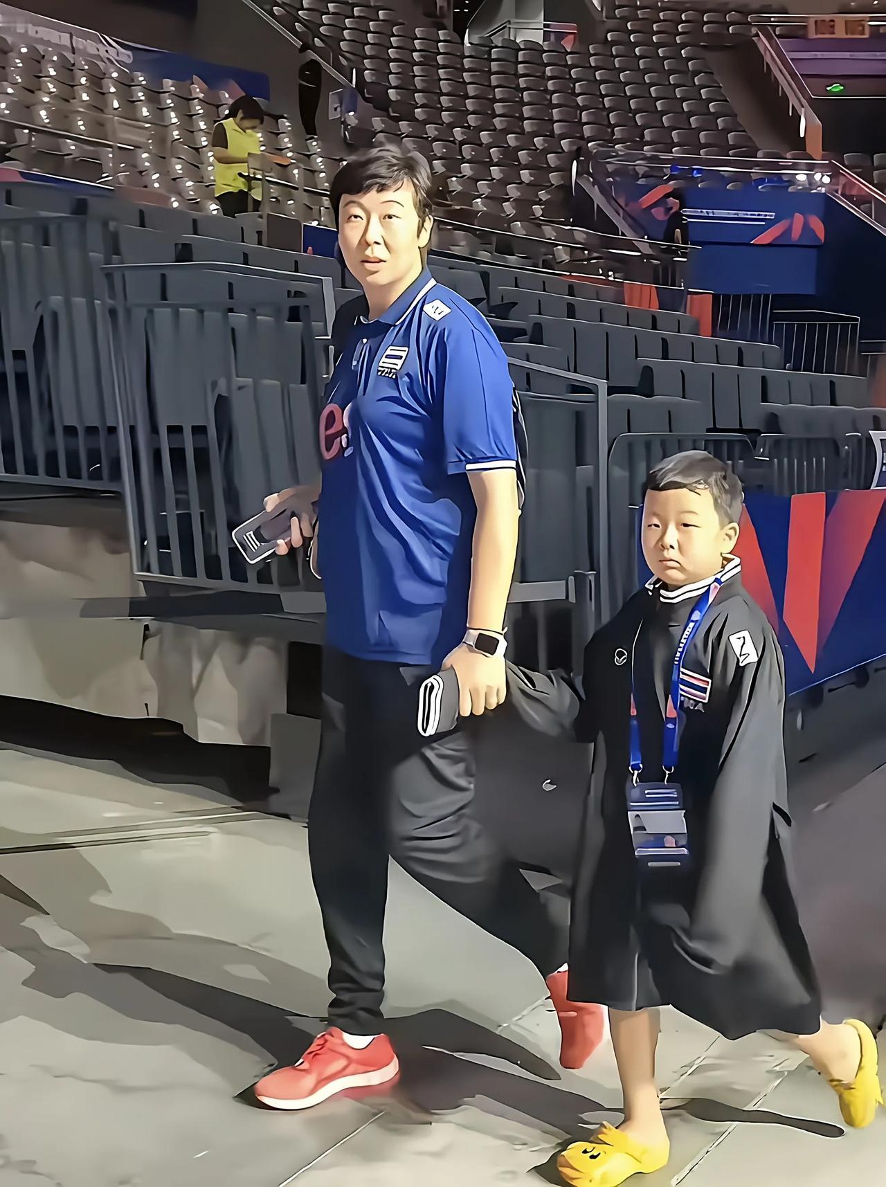 中国女排雅典奥运会冠军冯坤儿子也有这么大了，看上去呆萌可爱。虽然冯坤是嫁给了泰国