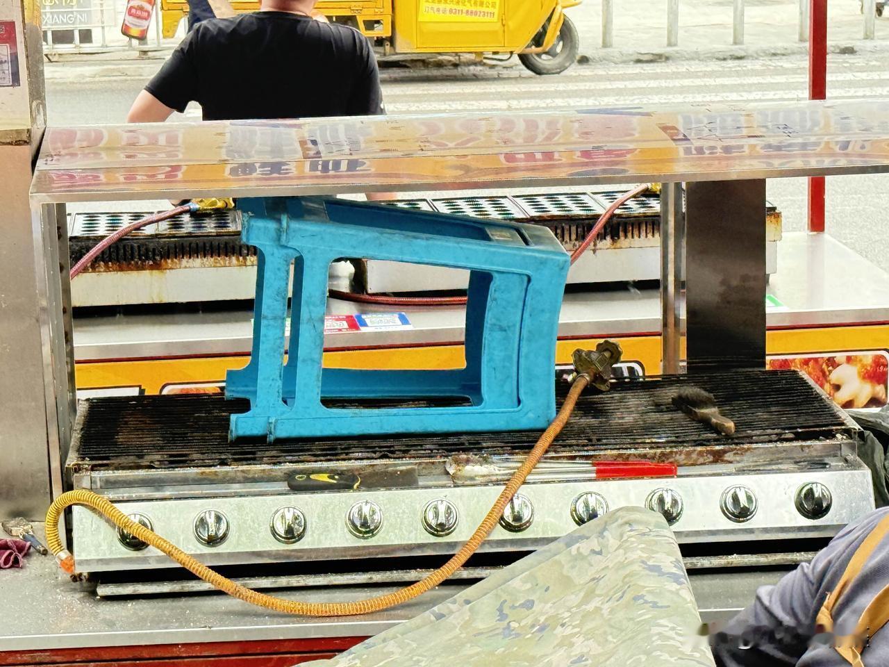 正定小商品夜市这边每天下午四五点左右的交通压力应该是最大的时候吧，来来往往的各种