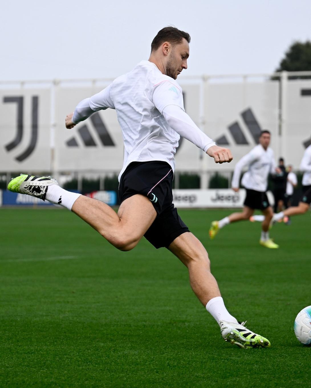 斯帕莱蒂正在测试他的4-3-3阵型，库普迈纳斯可能会被安排在左中卫的位置上，扮演