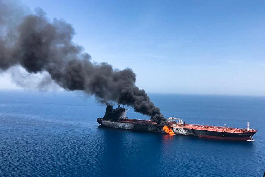 据英国海上贸易行动处媒体报道，阿曼湾一夜之间接连冒出两起海上袭击，前后只隔数小时