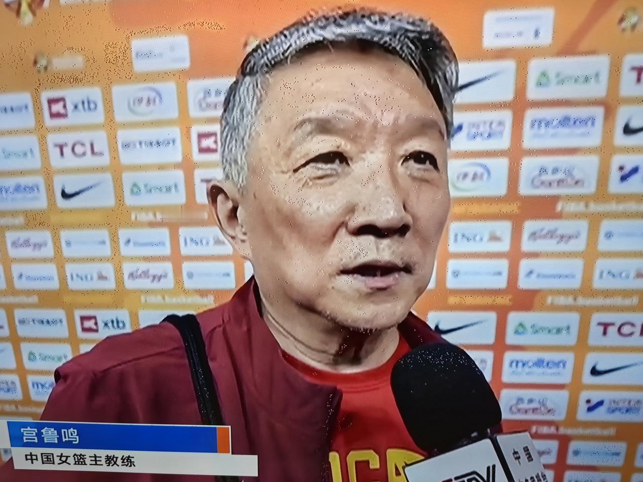宫鲁鸣在李月汝因护照邮寄遗失缺席世界杯后，接受央视采访中说到，
“其实她的缺席我