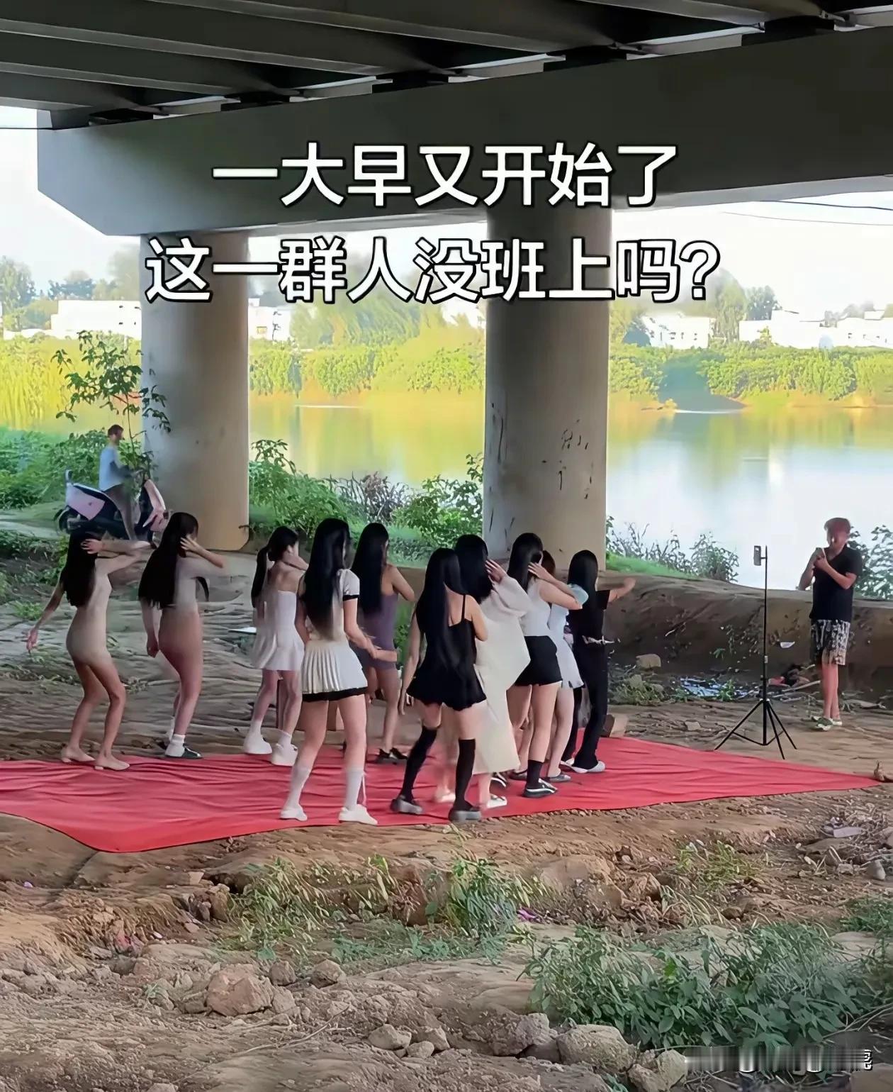 男的送完外卖，自己吃泡面，然后给这些人打赏啊？？