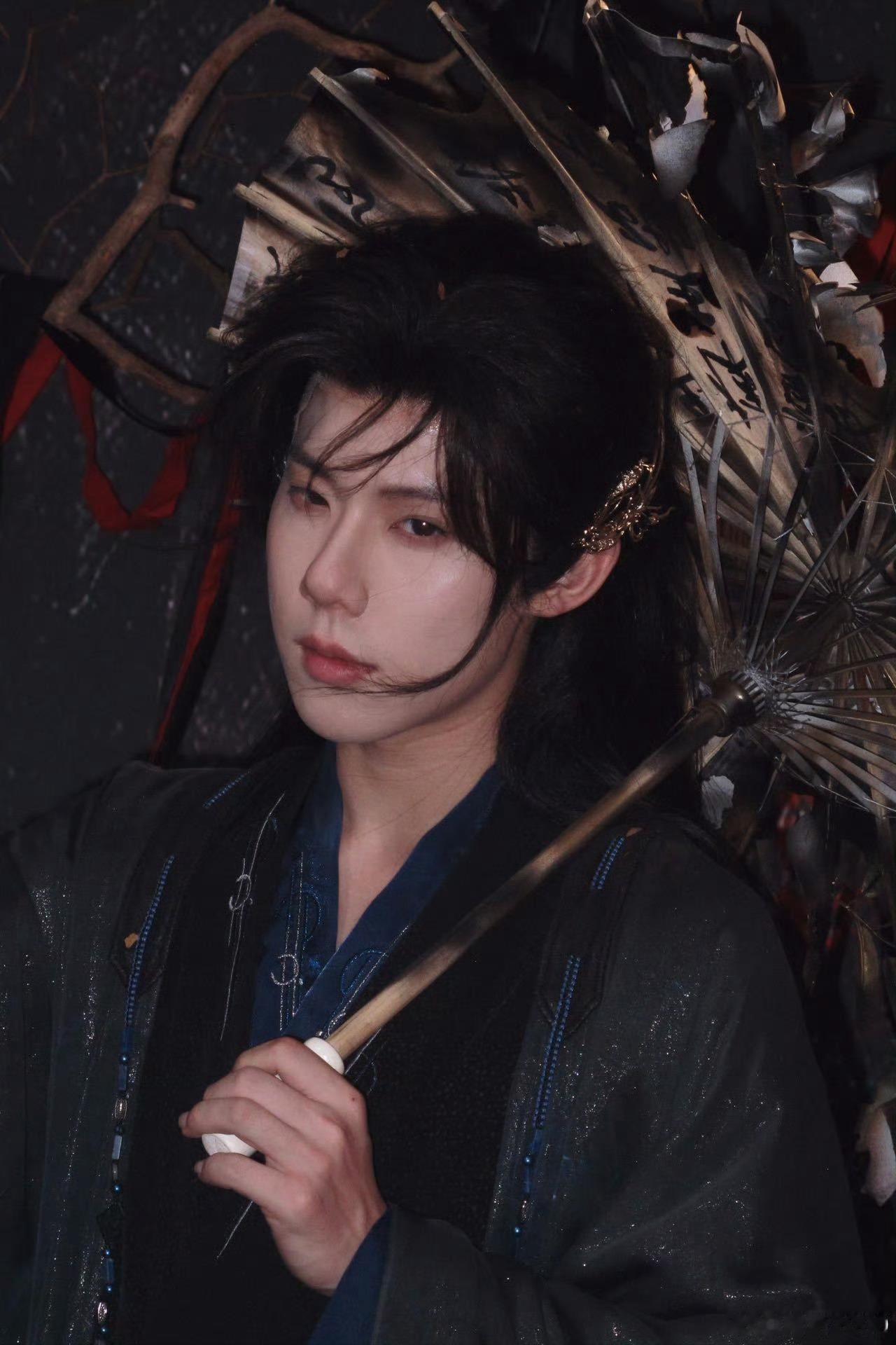 周奇魅魔上身周奇用灵动的演技赋予角色灵魂，既有魅惑众生的张力，又有少年独有的清俊