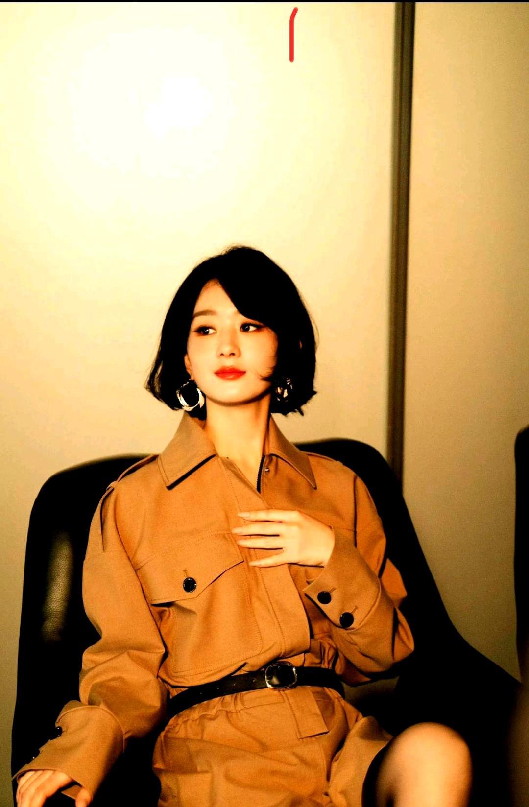 刷到过赵丽颖那段甜到发麻的告白文案吧？全是粉丝瞎编的。
 
那句世间万物皆苦唯有