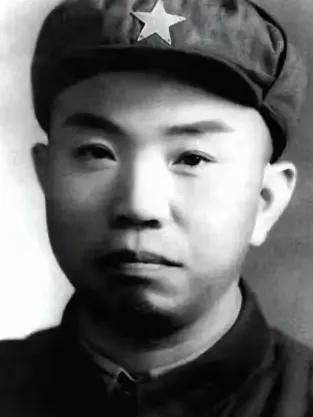 1952年，湖北军区司令员王树声在商店买东西时，盯着一个售货员看了一会，发现此人