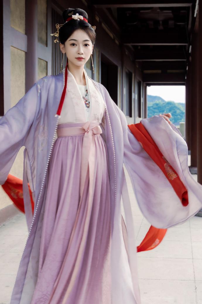 #吴谨言紫色薄纱襦裙#没人夸夸吴谨言的古风仪态吗？天选古人不是吹的，不愧是练舞蹈