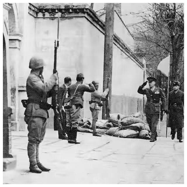 1941年12月，太平洋战争爆发后，美国驻北平的保护使馆区的海军陆战队向日军投降