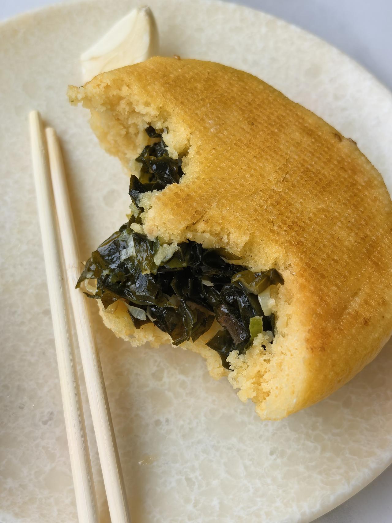 我和老伴儿两个人的早餐8块钱。因为要控糖，我俩都不能多吃。一个海菜团子三块，一个
