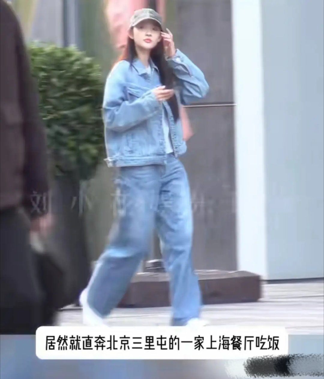 曝黄景瑜王玉雯恋情4月10日，娱记在黄景瑜王玉雯双双否认恋情后再度发两人动态，暗