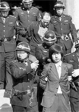 八十年代押送杀人犯时，关于香烟的一段小插曲。
    八九十年代，红塔山香烟红极