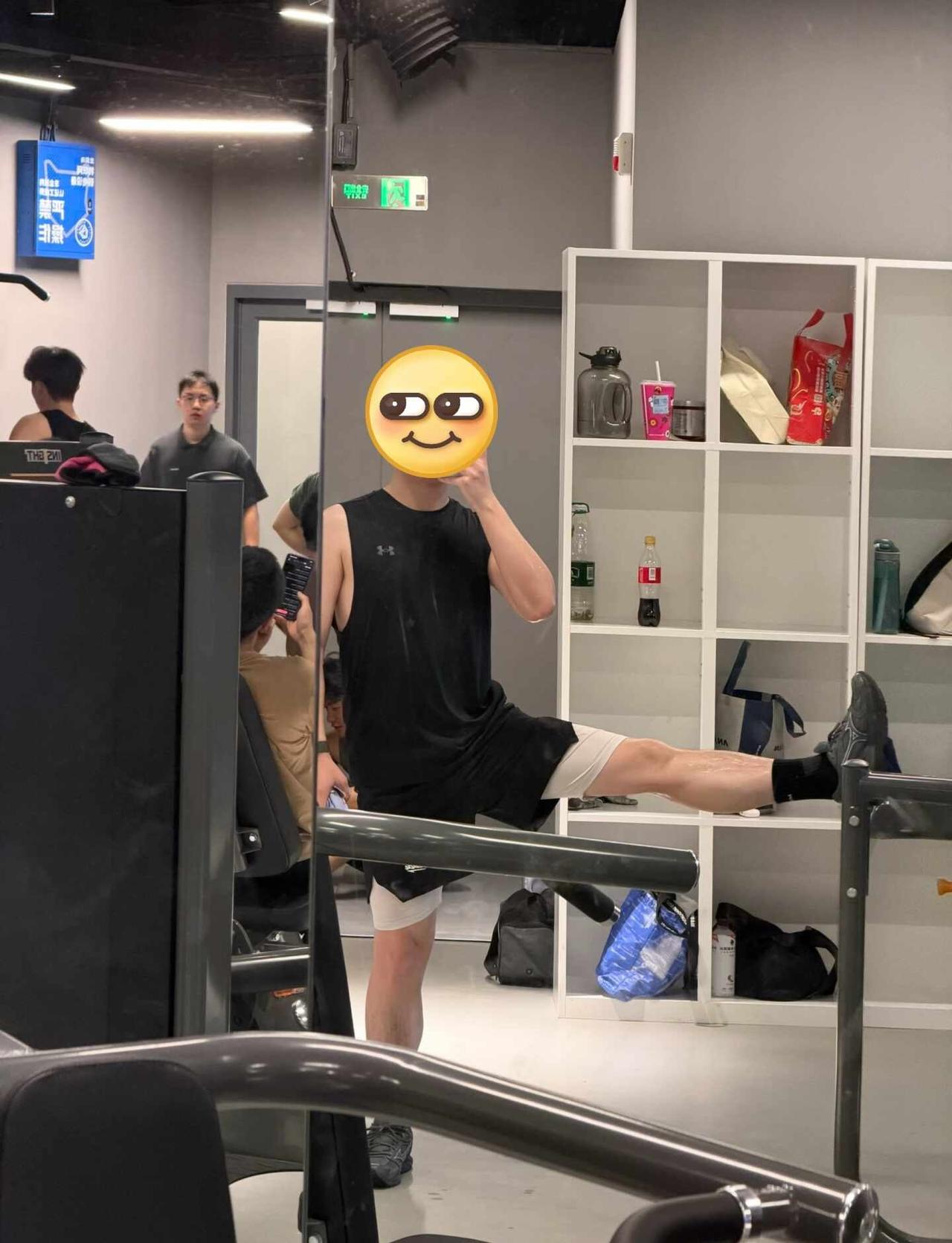 一身黑 yyds
湿了也看不出来 🏋️💦今天一身黑 黑袜 介绍一个小哥哥 黑