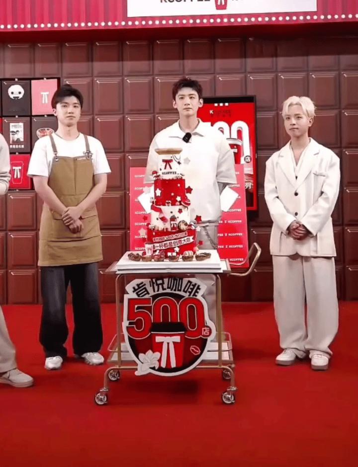 小哥哥往那里一站就是个兵 ​​​