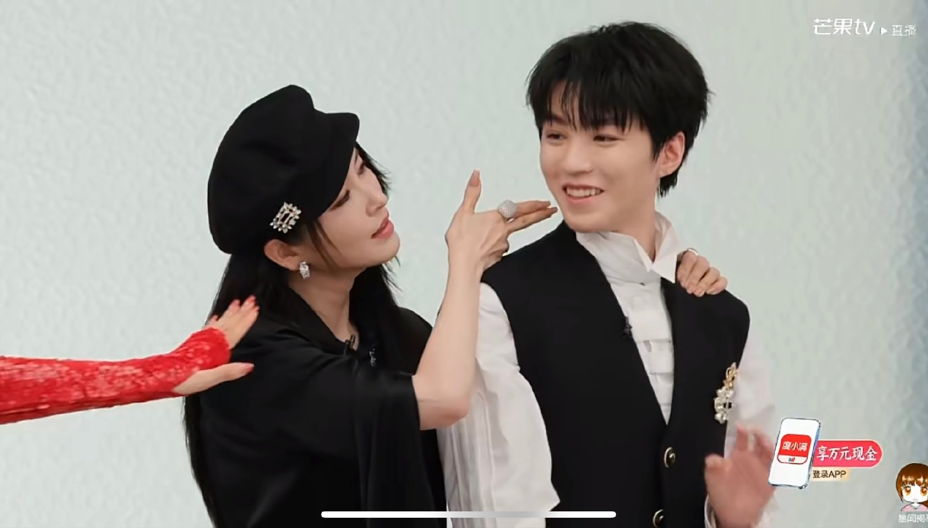 徐洁儿还原王俊凯被绑架 王俊凯徐洁儿复刻重生之门名场面范玮琪在线夸颜值！直言王俊