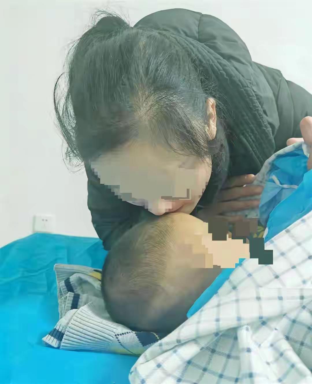 10月29日，山东宁阳县磁窑镇一名4岁男童在一家药店打针后不幸去世。31日，记者