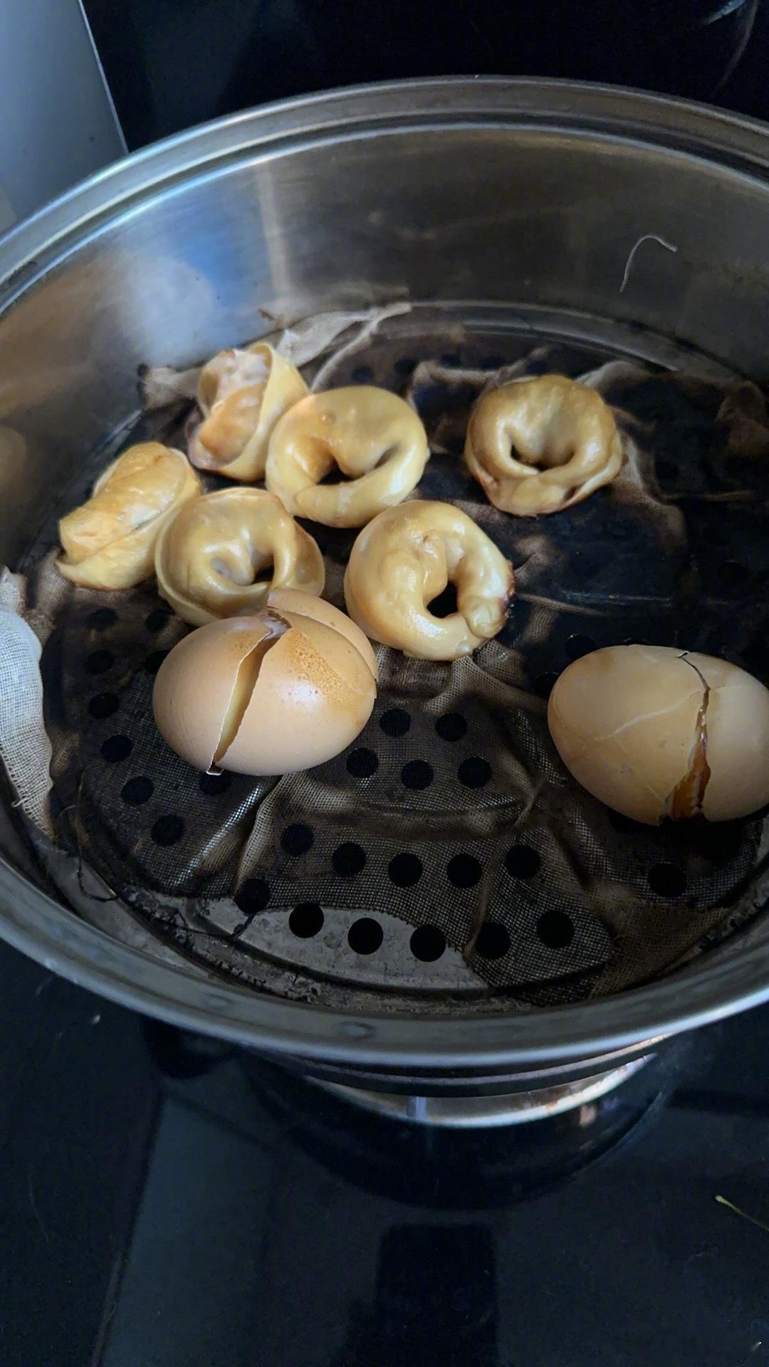 烧个早饭，忘了时间，水蒸干后，鸡蛋和馄饨都烧焦了！ ​​​