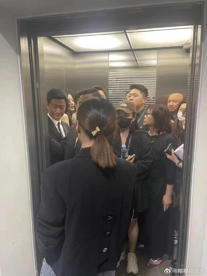 徐峥剃光头的原因找到了[偷笑] ​ ​​​