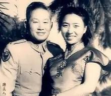 1955年，孙立人被软禁，失去了唯一的经济来源——军饷。他的妻子只能靠典当物品来