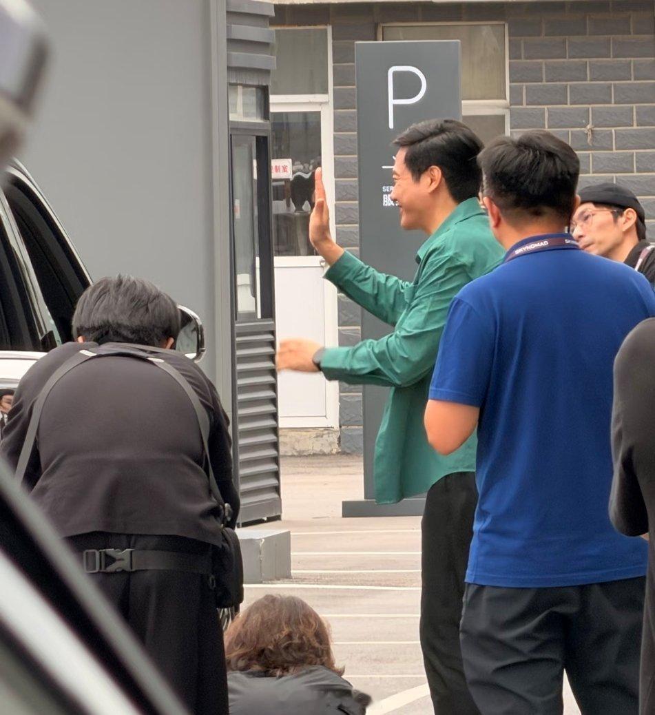 雷总又来为车主开门了，现场人气爆棚，这次没有官方直播。雷军为澎程车主开车门 ​​