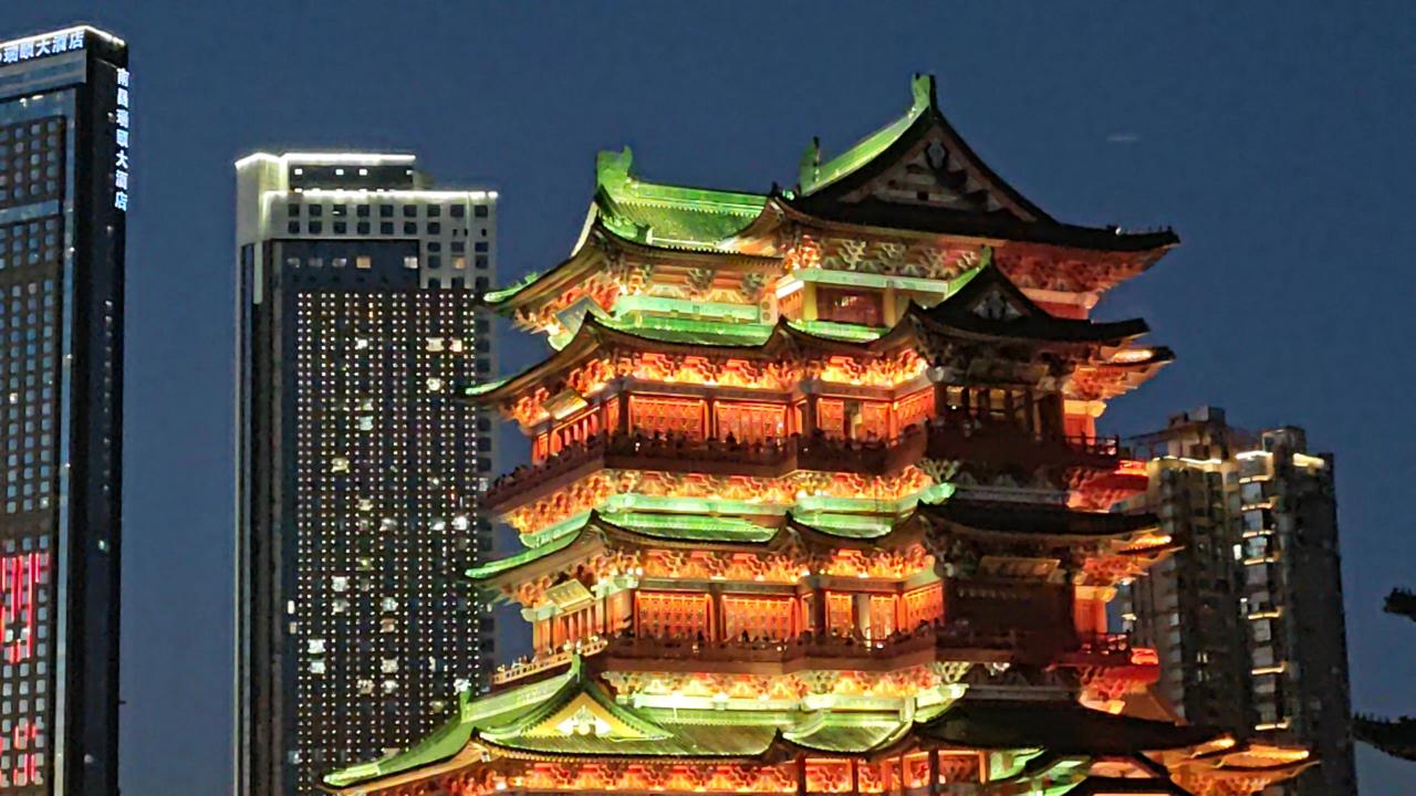 滕王阁的夜景，还是颇有一些档次的。这里应该是南昌夜景非常漂亮的区域。