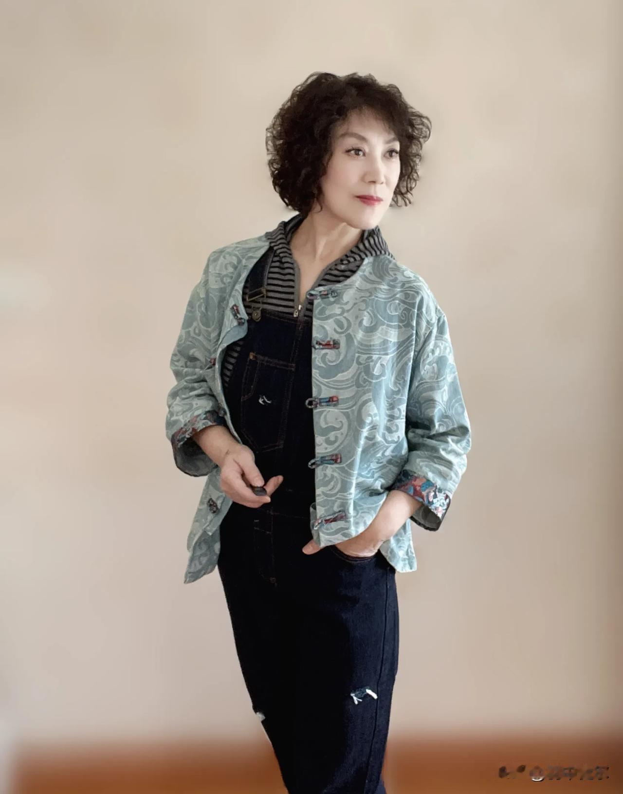 精致的每一个瞬间让“好看”变成日常，
每一身穿搭，都是给自己最好的惊喜！