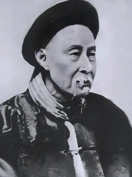 咸丰九年殿试，皇帝出了一道没人预料到的附加题——写副对联夸夸大清朝。
 
满朝文