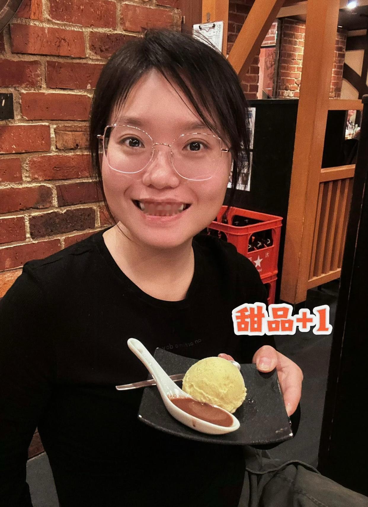 真是人靠衣装马靠鞍，参照李雪琴，素颜和上妆反差太大了。女人还是要多打扮才漂亮，毕