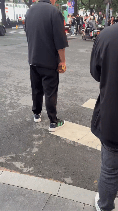 深圳一男子拿着金砖在路上闲逛，也不带用东西掩护一下，跟拿巧克力一样。这应该是深圳