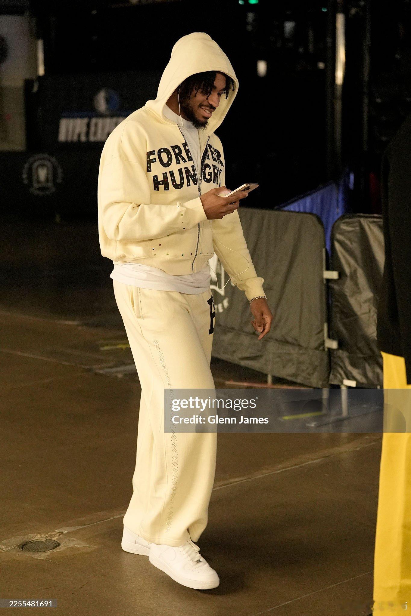 MFFL 来自Shams的消息。篮网￼将裁掉卡梅隆·托马斯￼。浓眉拉塞尔加盟奇才