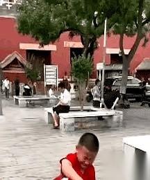 真的，今天算是长见识了。
两个小人儿，长得一模一样，就跟一个模子刻出来的。
在路