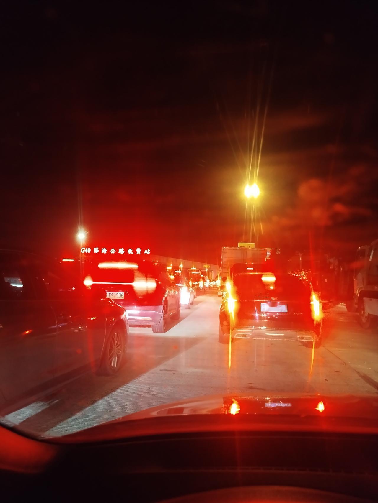 崇明长江大桥拥堵已经不分节日了！拥堵常态化了！