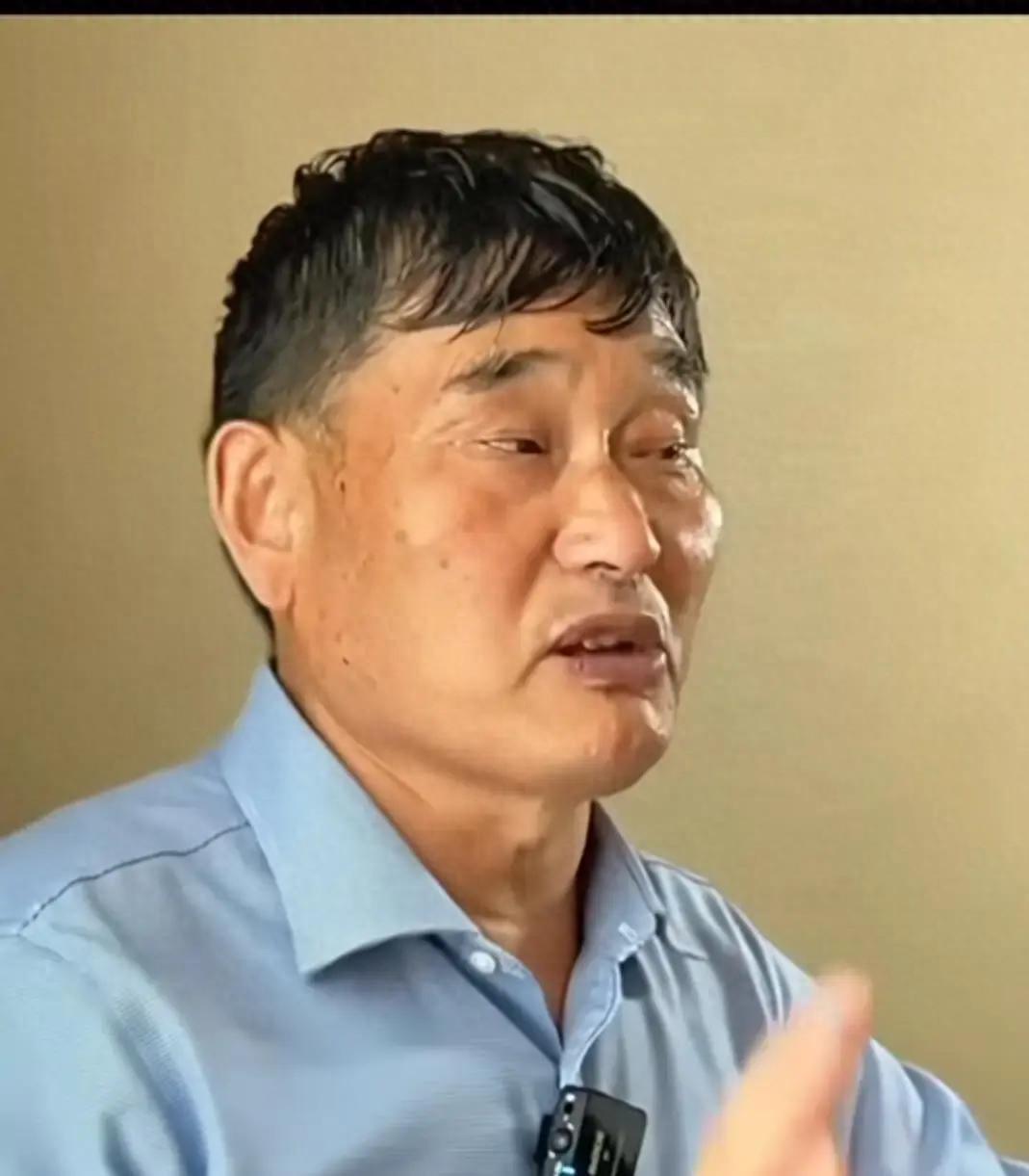 8万元演出酬劳早已结清，朱之文准时赶到寿宴现场后，却发现隔壁正在办丧事，当即拒绝